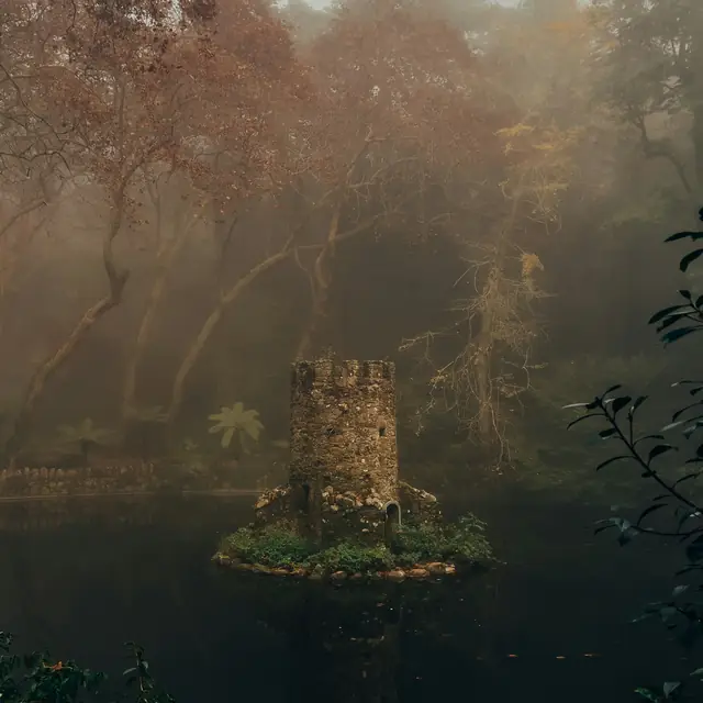 A castle-shaped duck house on one of the lakes in the Pena park