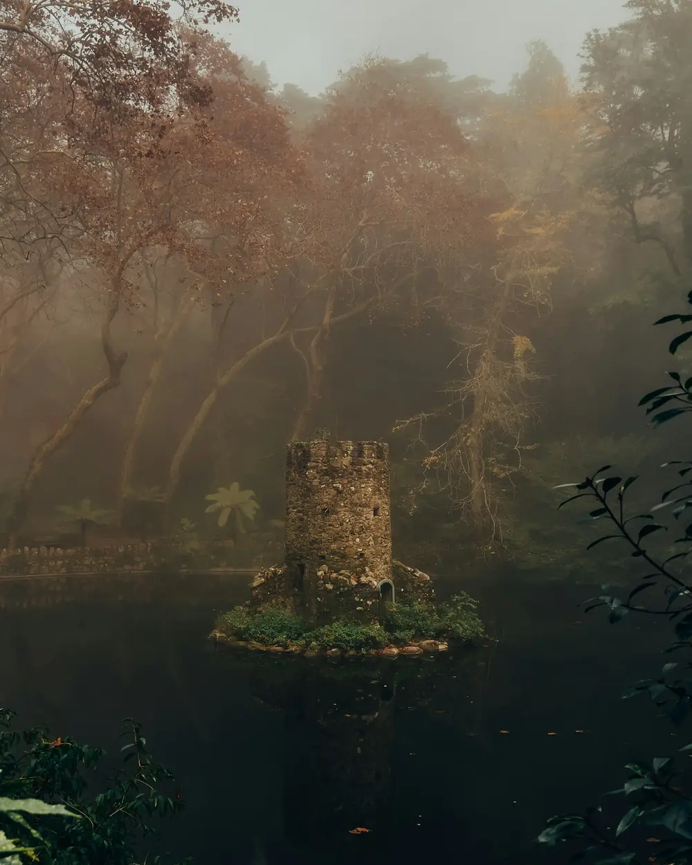 A castle-shaped duck house on one of the lakes in the Pena park